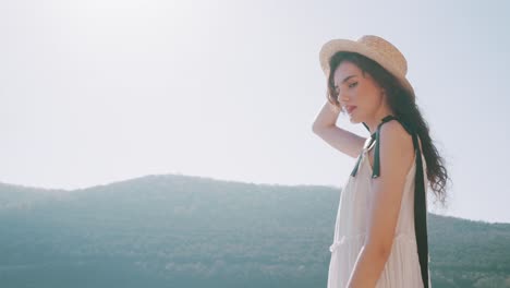 모자와  드레스를 입은 여자