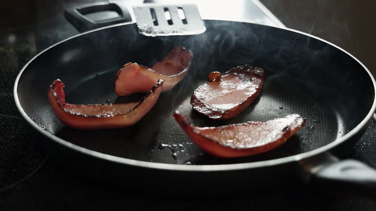 뜨거운 프라이팬에 수제 베이컨 튀김 조각