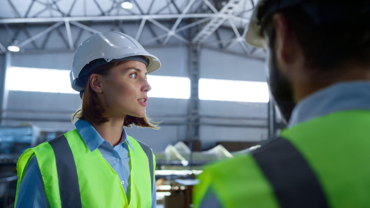 retrato de trabajadores de la fabricación hablando de la industria de envío analizando la entrega
