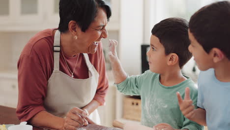 feliz, abuela o niños horneando en la cocina