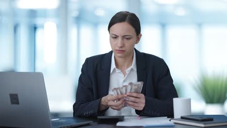 Triste-Mujer-De-Negocios-India-Pierde-Dinero