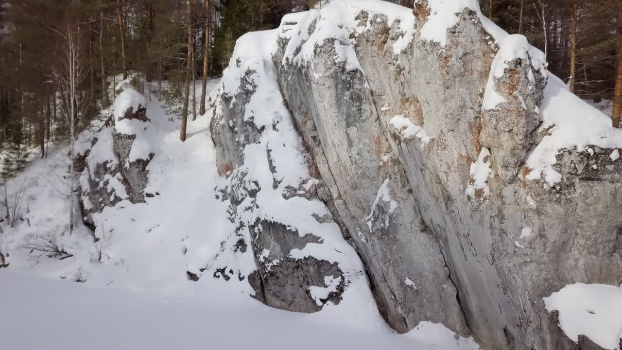 Lumiset kalliot ja metsä talvella