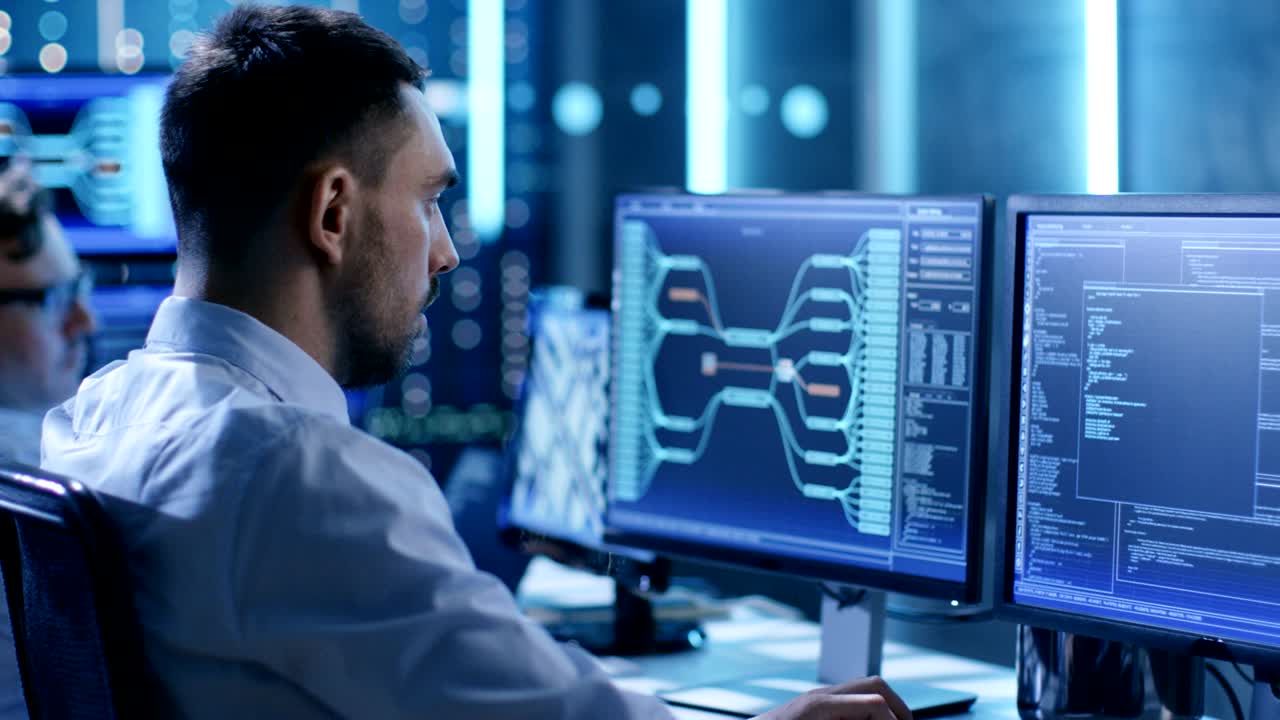 en el centro de control del sistema, el equipo de técnicos supervisa la estabilidad del sistema. posible tráfico aéreo o tema de la sala de seguridad de la planta de energía.