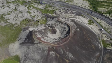 vista de arriba del empinado cráter grabrok en islandia