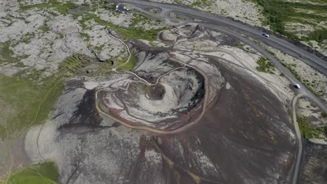 widok z góry na stromy krater grabrok w islandii