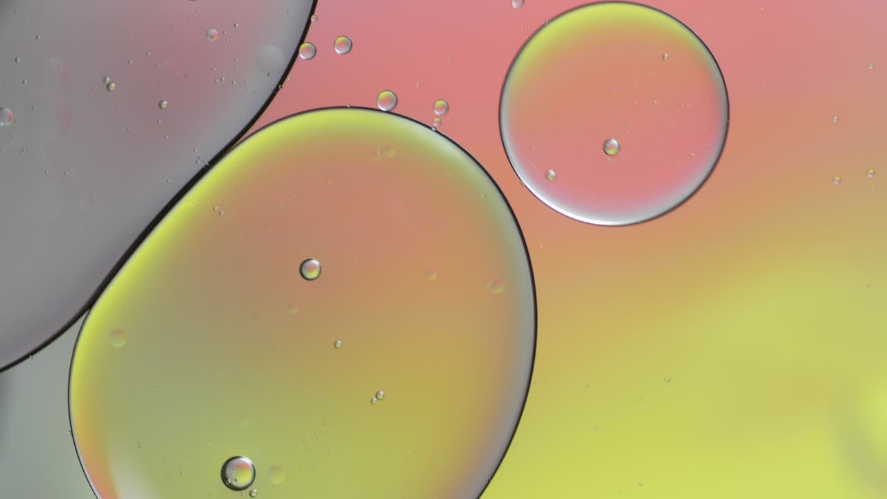 물 위에 떠다니는 기름방울의 다채로운 예술적.
