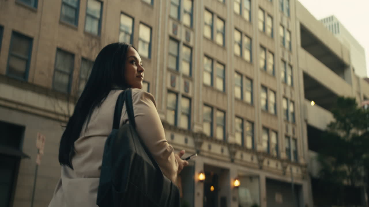 mujer caminando por la ciudad