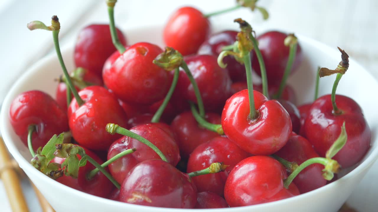 손으로 그에서 체리를 뽑는 것