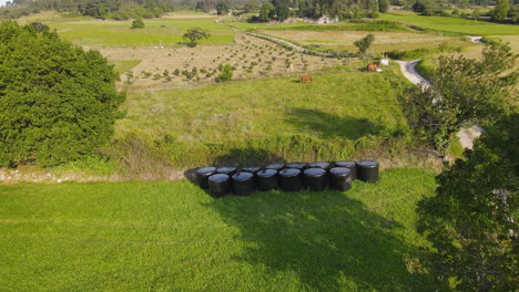 vista aérea do grupo de três peregrinos caminhando juntos na estrada de terra em um dia ensolarado 2