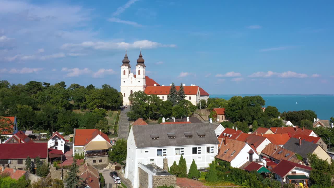 Krásný kostel v létě u Balatonu.