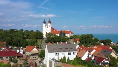 hermosa iglesia en verano en el lago balaton