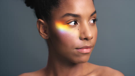 arco iris, prisma y luz en el rostro de una mujer negra
