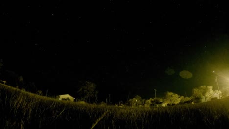 Nachtraffer---Sterne-Am-Himmel-über-Einem-Feld-Mitten-In-Der-Nacht-In-Einer-Kleinen-Stadt-In-Empress-Alberta,-Kanada