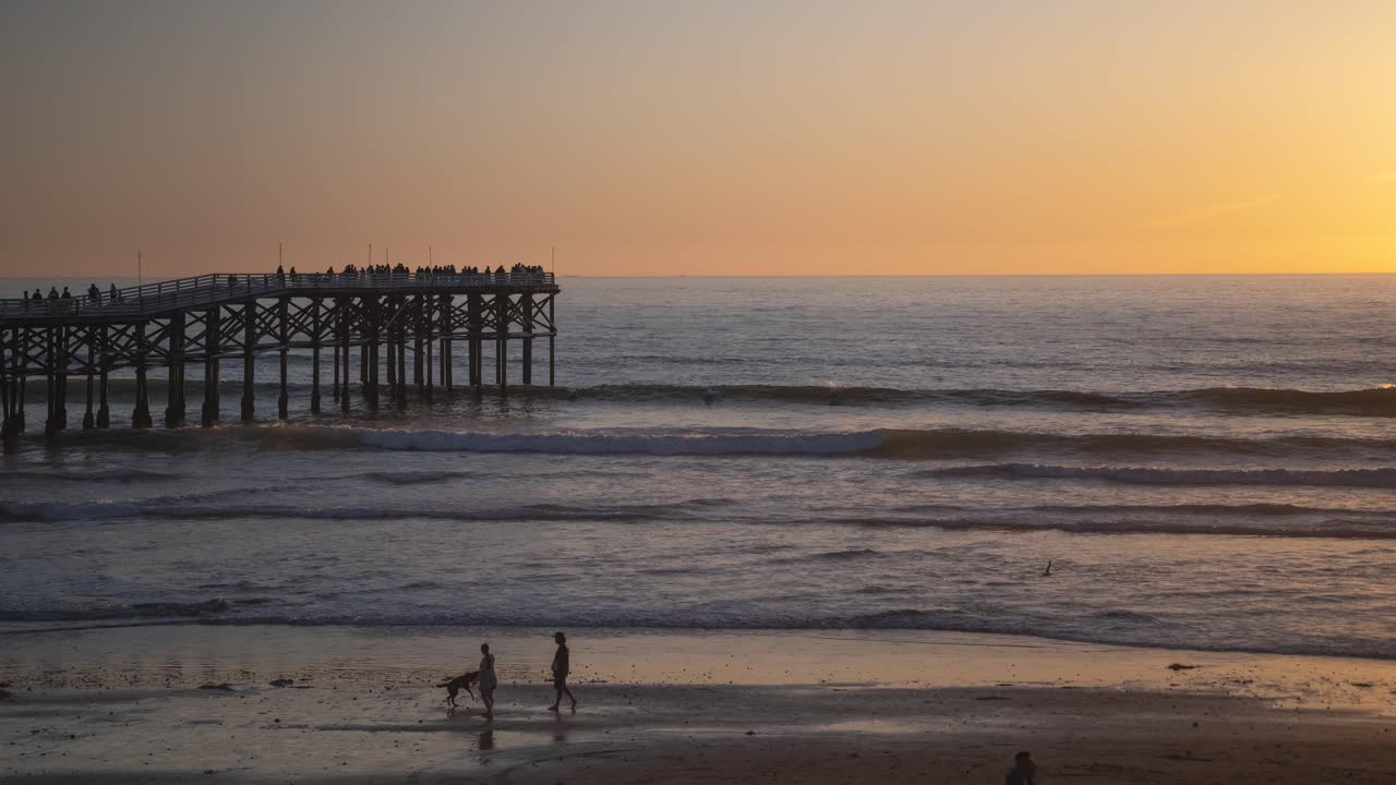pacific beach california pier puesta de sol con olas rompiendo en la playa puesta de sol timelapse