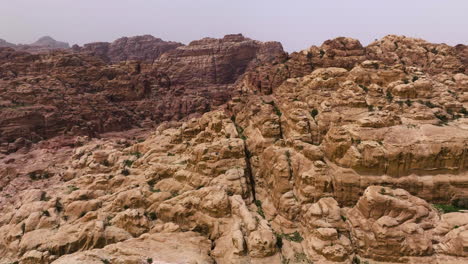 paisaje rocoso de la ciudad de wadi musa cerca del sitio arqueológico de petra en jordania