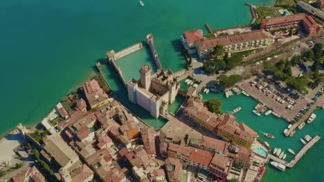 Drohnenschuss-über-Schloss-Sirmione,-Gardasee,-Italien