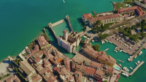 意大利加达湖西米奥内城堡 (sirmione castle) 上空的无人机