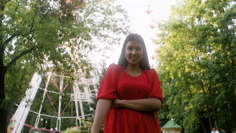 Pretty-girl-posing-in-the-park