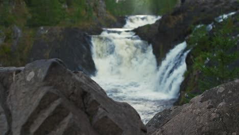 Kivach-De-La-Cascada-De-Carelia,-Flujo-De-Agua-Completo-Sobre-La-Pieza-Central-En-4k-50-Fps,-Cámara-Lenta