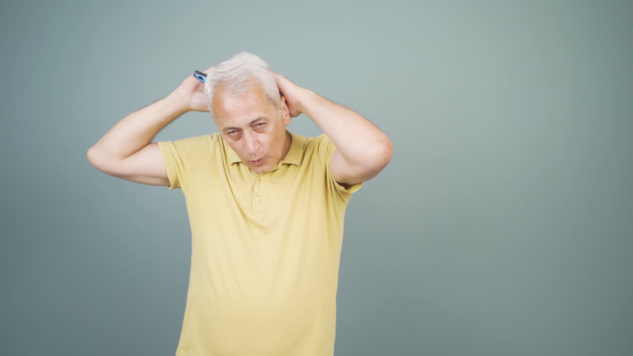 머리카락을  ⁇ 는 남자.