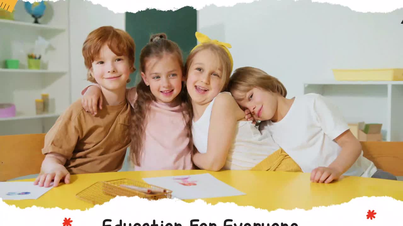 Empat Anak Kecil Tersenyum Bersama di Lingkungan Kelas