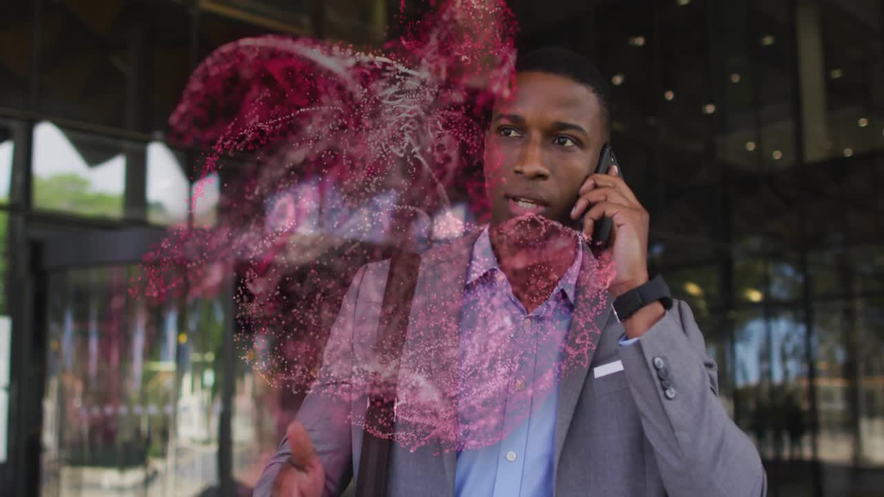 Professionista della tecnologia che parla al telefono vicino alla porta dell'ufficio, con un ologramma rosso, prima di riprendere la chiamata