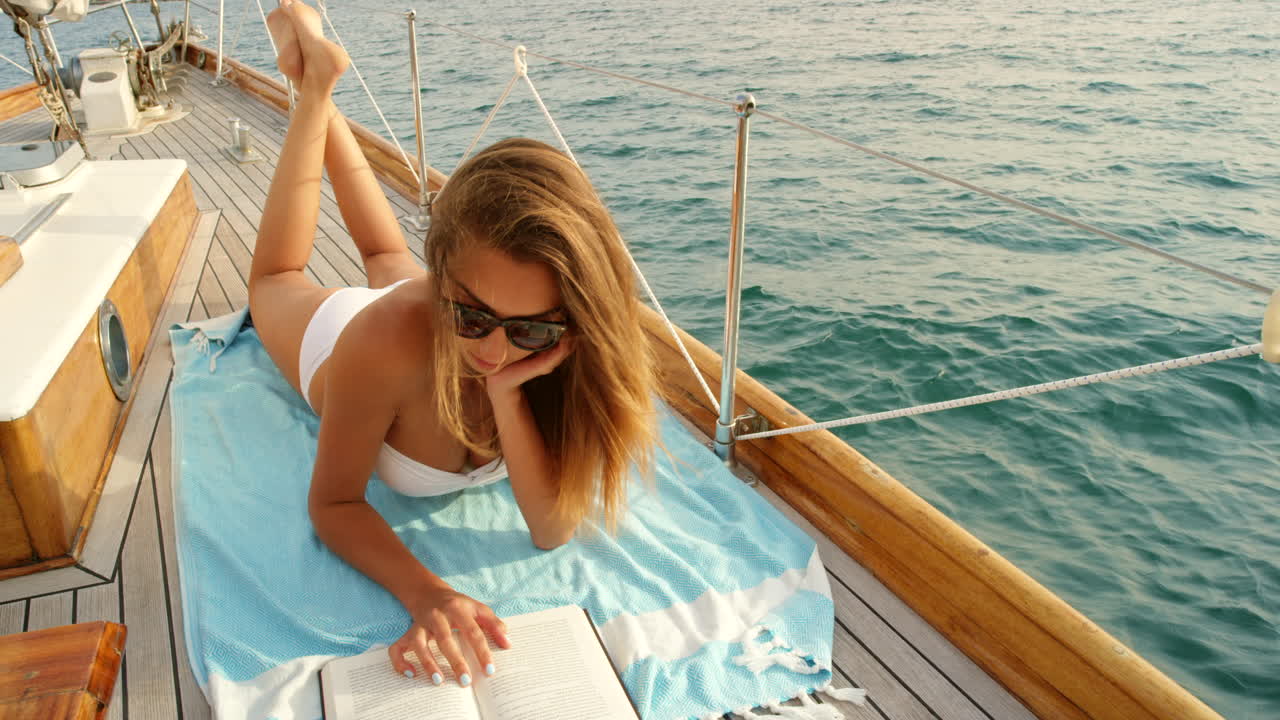 Cô gái trẻ mặc bikini trắng đang thư giãn.