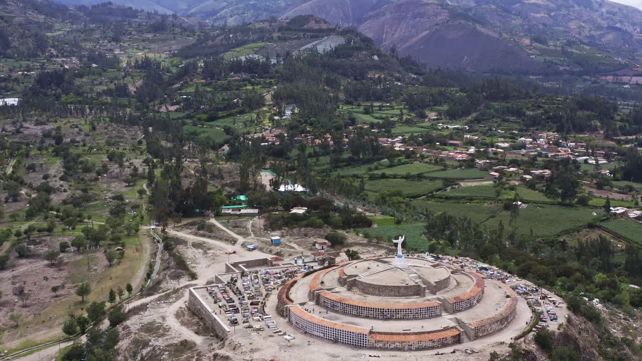 cementerio redondo en camposanto yungay moviendose de izquierda a derecha, ancash, peru - uhd