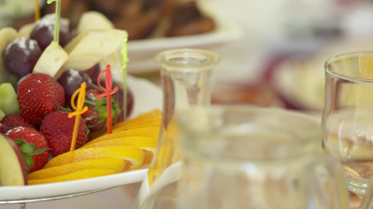 축제 저녁 식탁에 신선한 과일 접시. 다양한 잘라진 과일 스피어