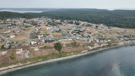 Amplia-Vista-Aérea-De-Establecimiento-De-Una-Comunidad-De-Playa-En-La-Isla-Whidbey