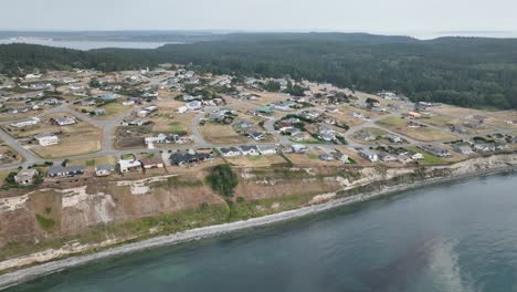 amplia vista aérea de establecimiento de una comunidad de playa en la isla whidbey