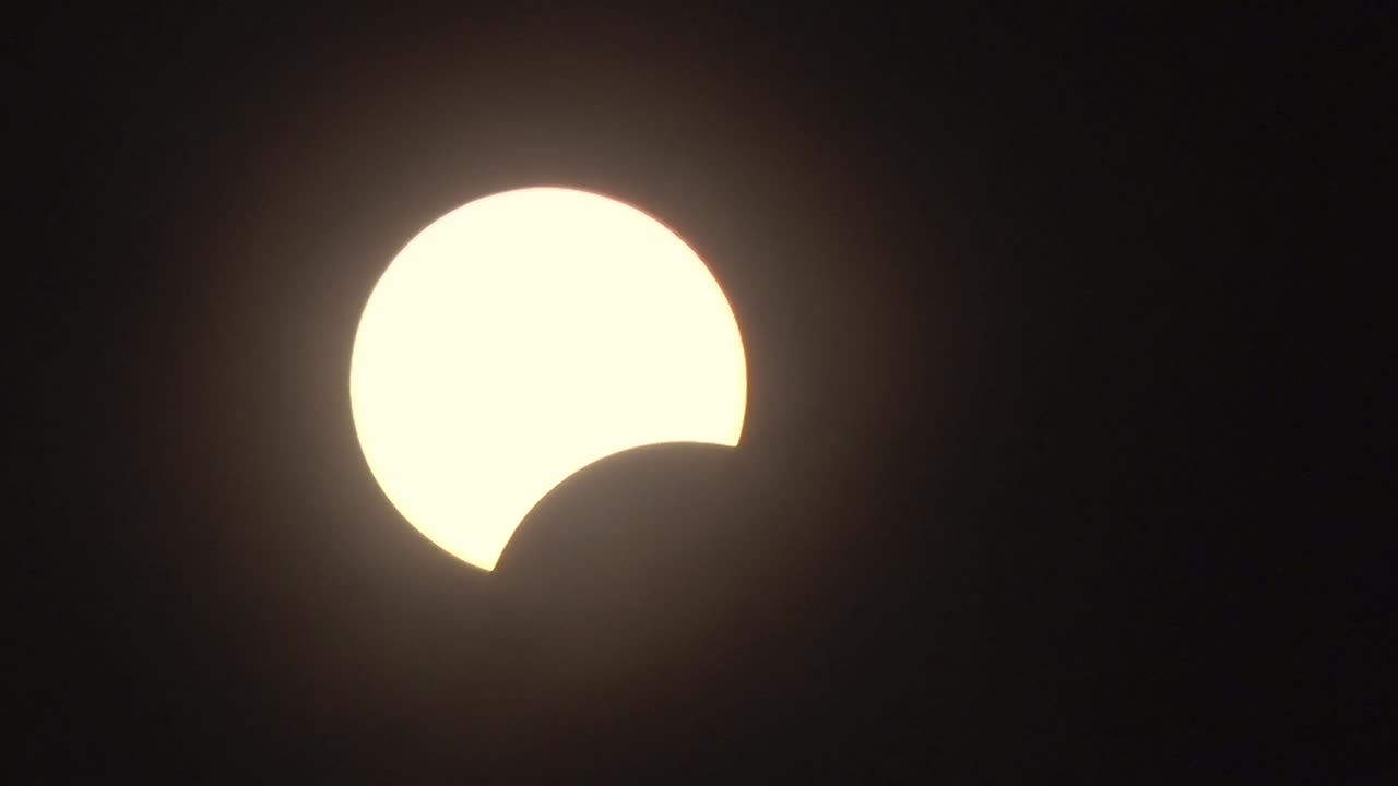 el lapso de tiempo del eclipse solar del 8 de abril de 2024 visto desde meridian, idaho