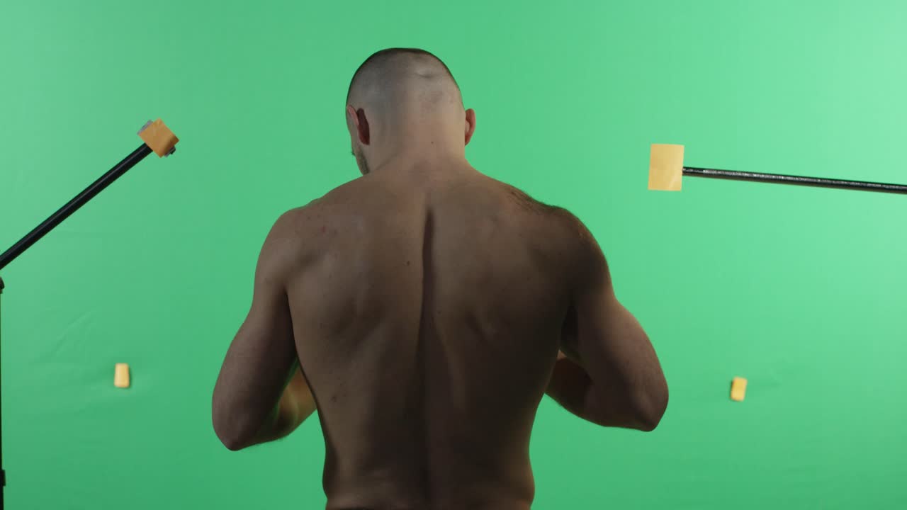 hombre con la espalda muscular en la pantalla verde