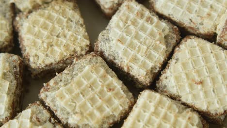 cerca de un plato de galletas de obleas de chocolate