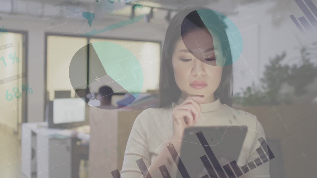 사무실에서 일하는 두 인종의 사업가에 대한 데이터 처리 애니메이션