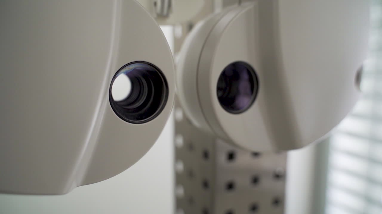 primer plano de phoroptor, revelando un espejo