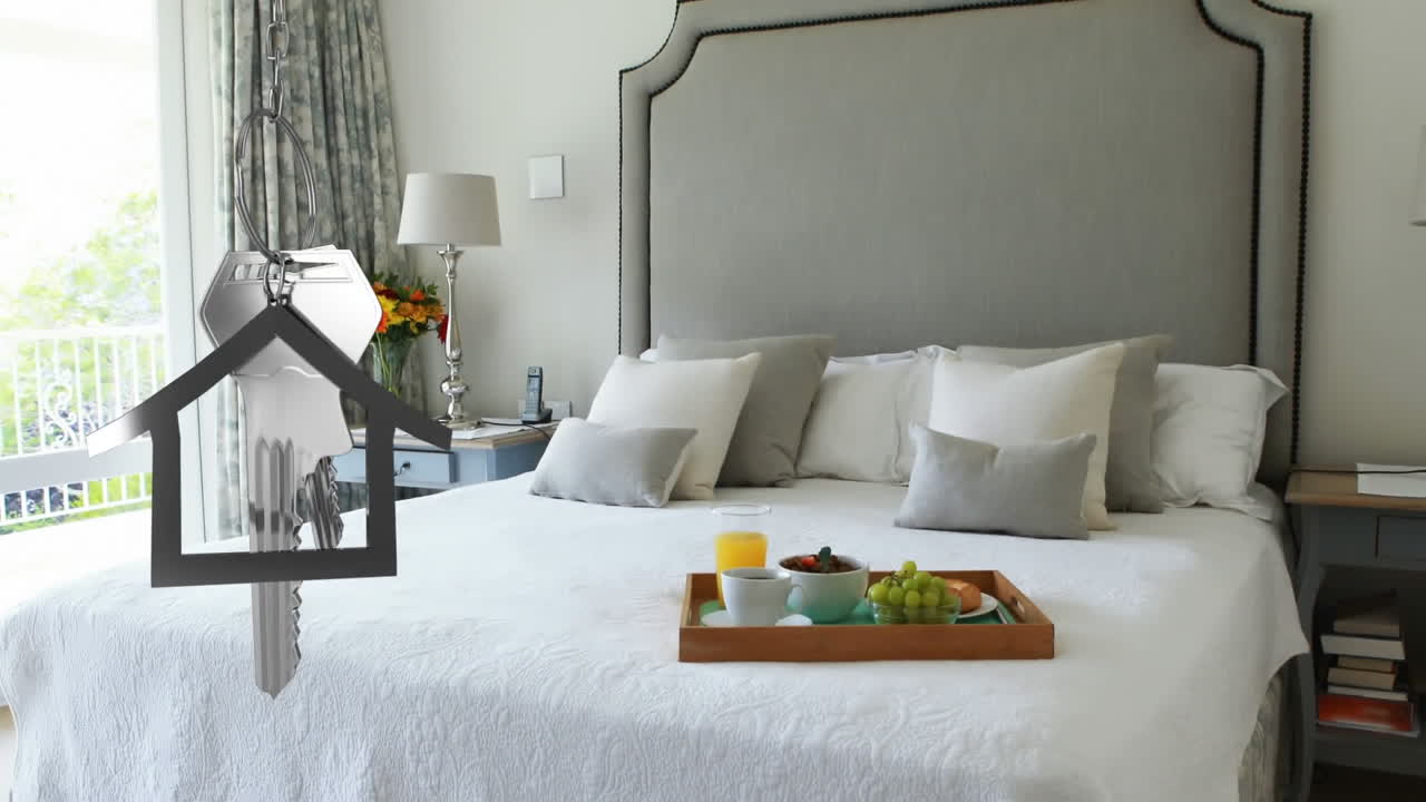 집 키와 키  ⁇ 이 배경에 침실 위에 매달려 있습니다.