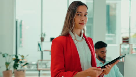 tableta, negocios y cara de mujer en la oficina
