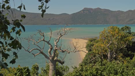 vista lejana de la escarpada isla gancho y la barra de arena de la isla langford en whitsundays, queensland, australia