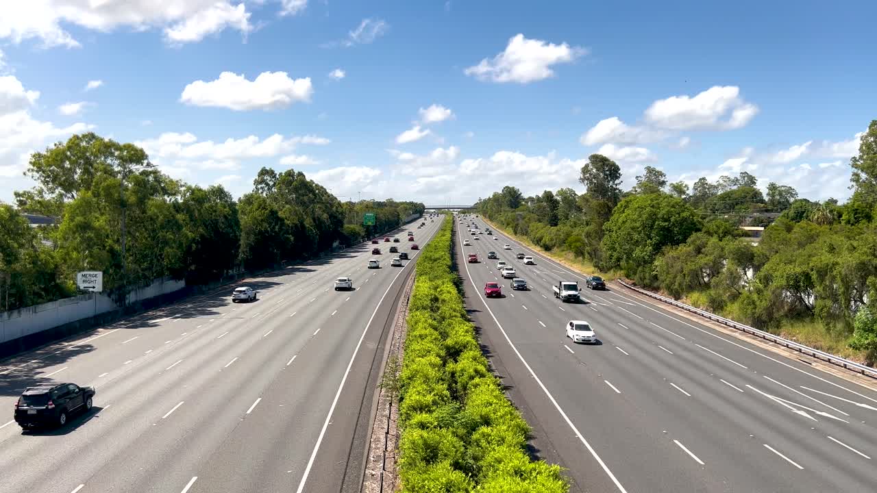 Clip video aeree dell'autostrada M1 tra Gold Coast e Brisbane in Australia