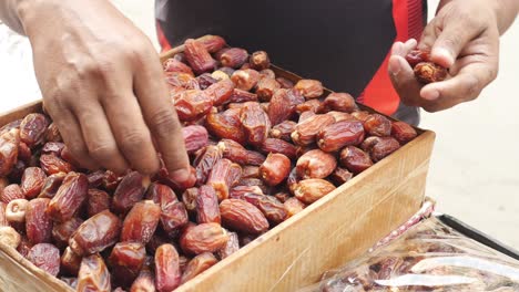 Muchas-Frutas-Dátiles-Se-Exhiben-A-La-Venta-En-El-Mercado-Local.