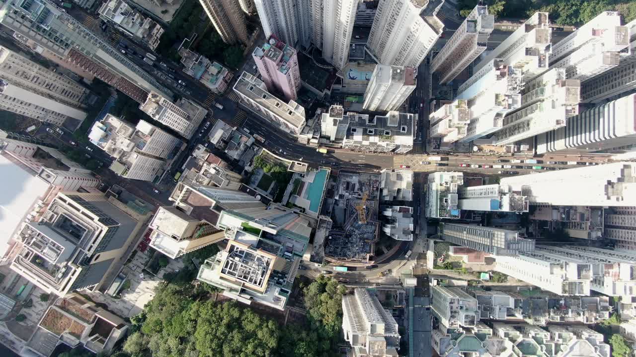 rascacielos del centro de la ciudad de hong kong y tráfico urbano, vista aérea