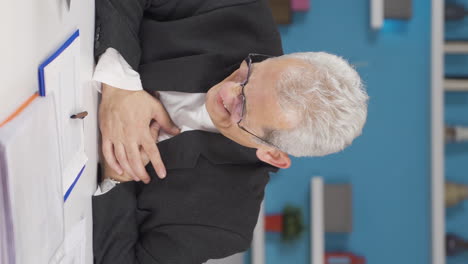 Vertical-video-of-Home-office-worker-man-having-a-heart-attack.