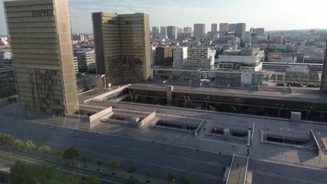 Biblioteca-Nacional-Francesa-O-Bibliotheque-Nationale-Francois-Mitterrand,-Paisaje-Urbano-De-París,-Francia