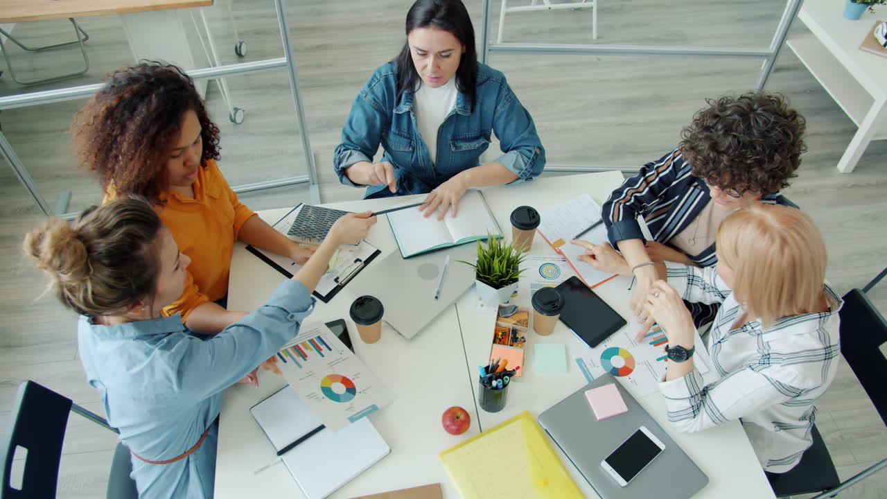 mujeres de negocios en una reunión