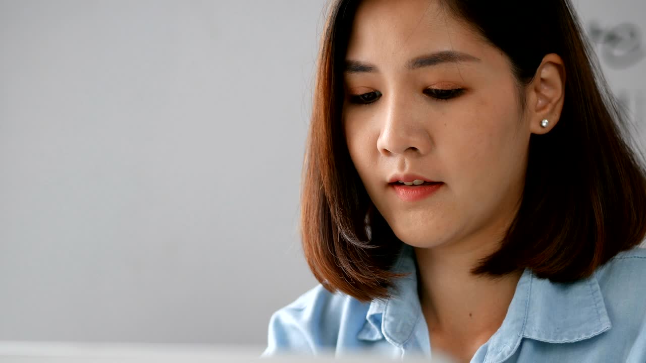 미소 짓는 여성의 근접 초상화 감각적인 신선한 행복한 얼굴.