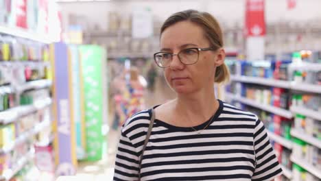 mujer comprando en una tienda de comestibles