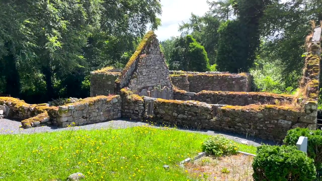 Irlanda, Luoghi Epici: St Mullins, Carlow, rovine di un antico insediamento monastico, tranquillità in una giornata estiva