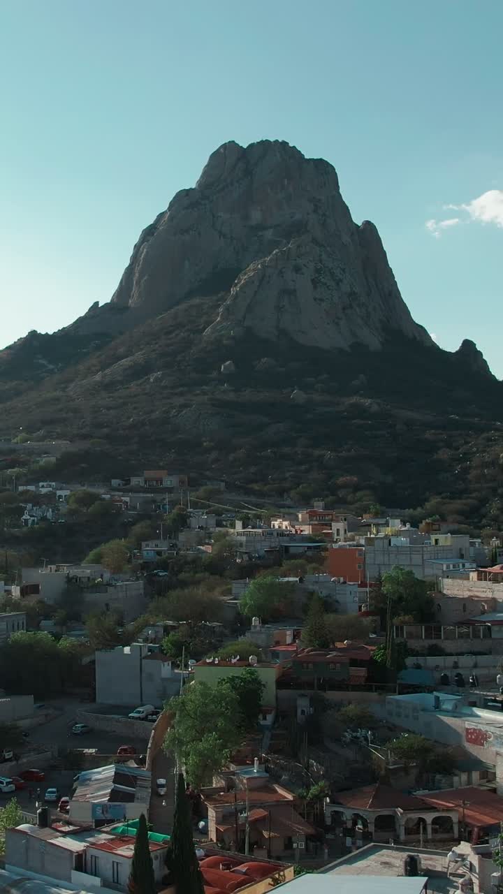 Sorvolo aereo di Bernal pueblo magico che domina l'iconico monolito Peña de Bernal, una delle rocce più grandi del mondo.