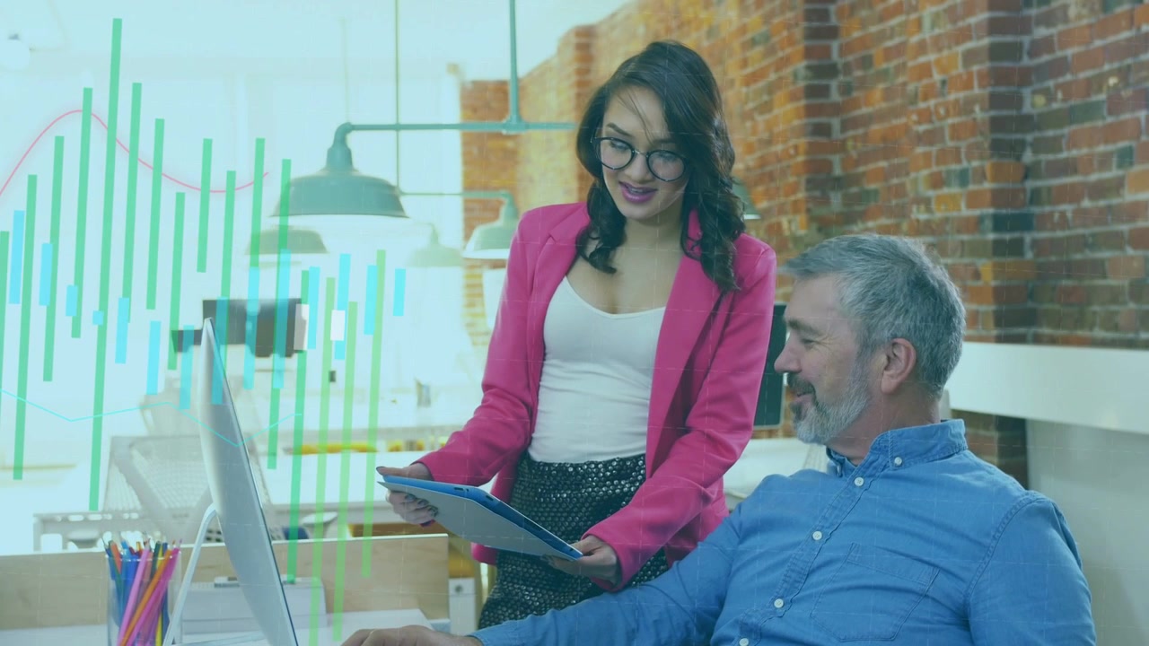 Mujer presentando una tablet a un hombre para revisar métricas empresariales, con gráficos animados apareciendo sobre el monitor.